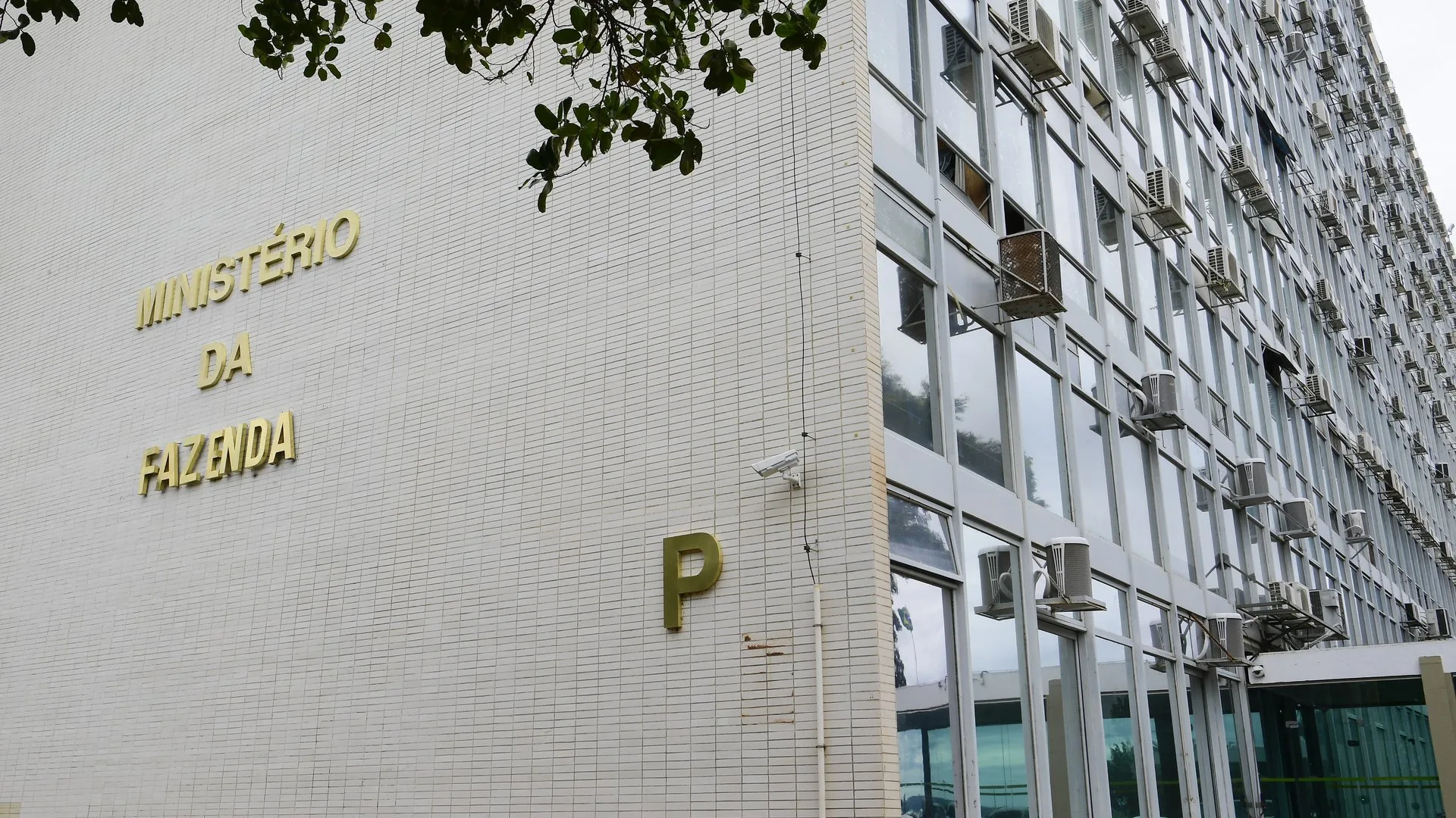 Fachada do edifício do Ministério da Fazenda, Bloco P, na Esplanada dos Ministérios em Brasília, com letreiro dourado e janelas envidraçadas